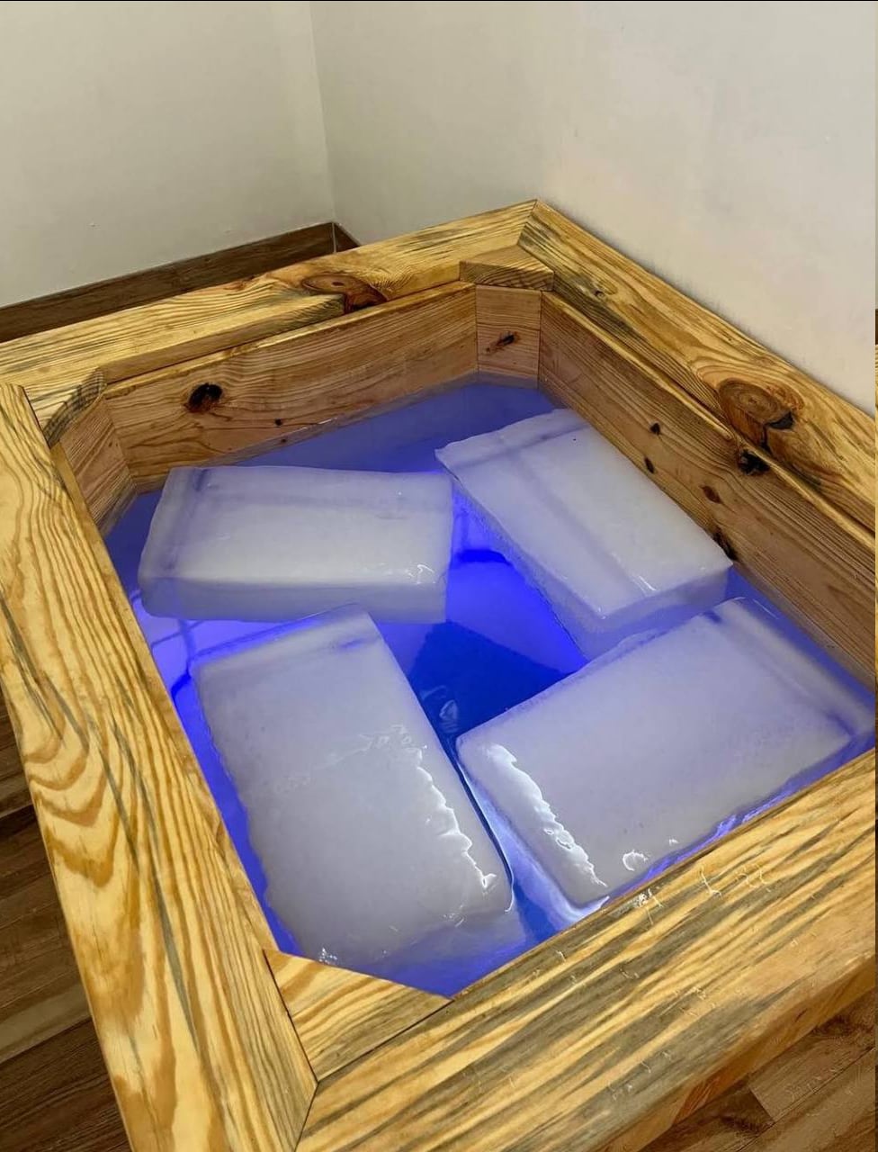 Деревянная купель с холодной водой и льдом